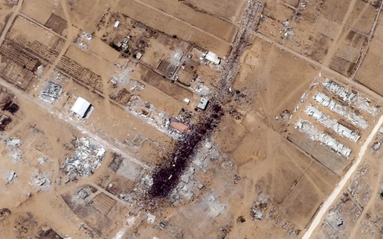 Gaza: Crowds of Palestinians around humanitarian aid trucks visible from space